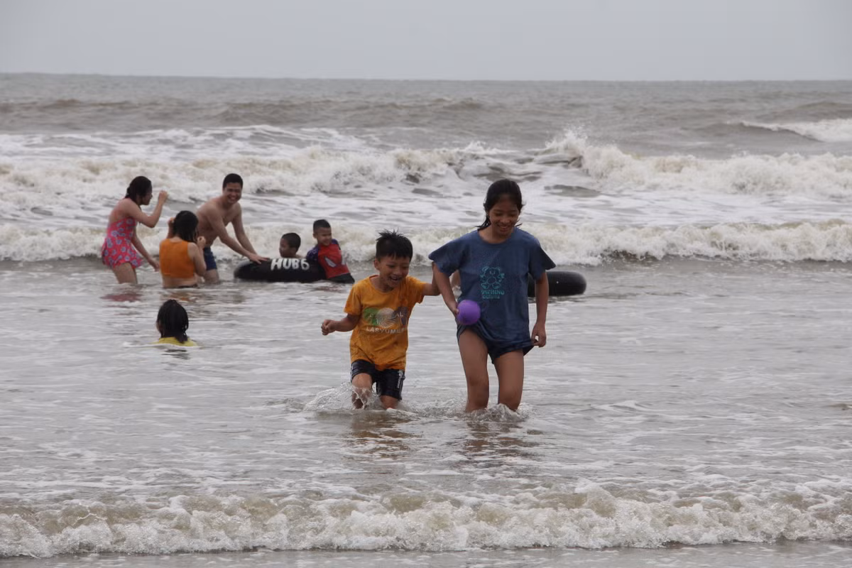 Nhiều người chỉ tranh thủ nhảy sóng thay vì tắm lâu dài dưới biển.