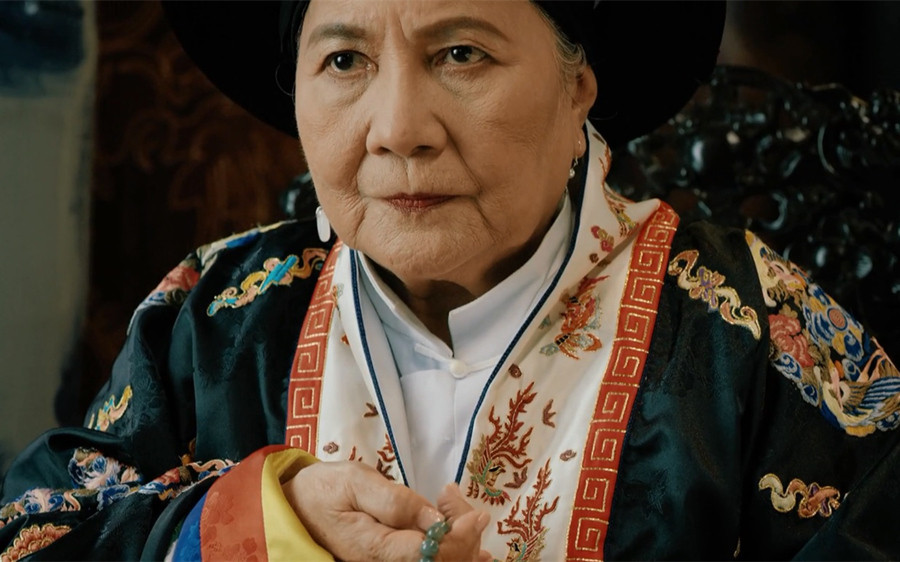 Trong phim Phượng Khấu, vai Thuận Thiên cao Hoàng hậu Trần Thị Đang do NSƯT Lê Thiện thủ vai. Vai diễn rất được ưu thích bởi cách diễn nhập vai xuất sắc của NSUT Lê Thiện.