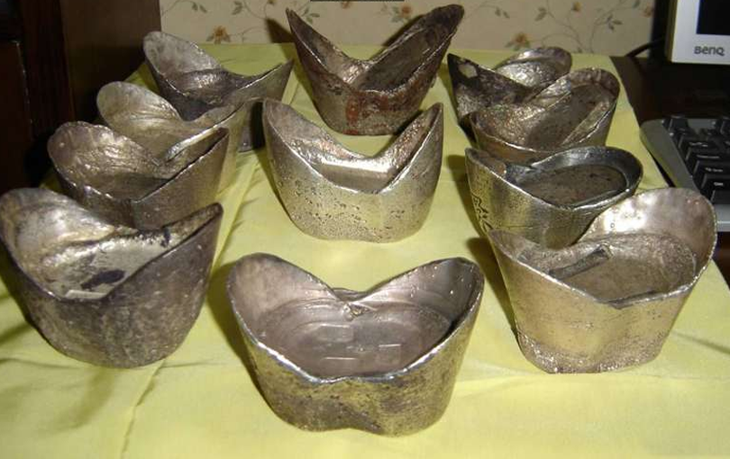 Từ đầu thời nhà Trần đã có thuế đinh nhưng thực ra chỉ người có ruộng mới phải đóng. Đến đây, không cứ có ruộng hay không, mọi người đều phải chịu loại thuế này, chỉ có binh lính là được miễn. Từ đó, thuế đinh mới thêm nặng. Phép thu thuế này bất công, khiến mọi người phải đóng như nhau.