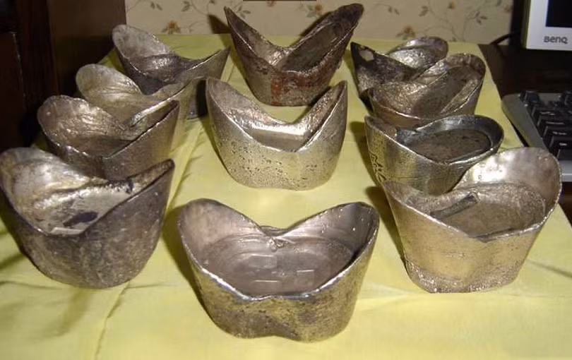 Từ đầu thời nhà Trần đã có thuế đinh nhưng thực ra chỉ người có ruộng mới phải đóng. Đến đây, không cứ có ruộng hay không, mọi người đều phải chịu loại thuế này, chỉ có binh lính là được miễn. Từ đó, thuế đinh mới thêm nặng. Phép thu thuế này bất công, khiến mọi người phải đóng như nhau.