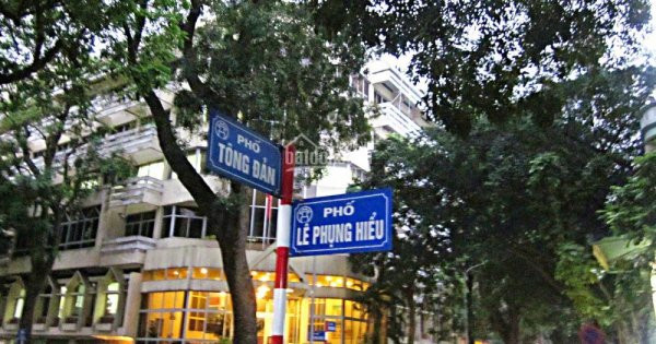 Tướng Lê Phụng Hiểu được ca ngợi là người sống hết lòng trung thành với vua, biết điều gì có lợi cho dân cho nước đều bàn với vua. Sau khi ông mất (thọ 77 tuổi), nhân dân nhiều nơi đã lập đền thờ ông. Hiện Hà Nội có đường phố mang tên ông. 