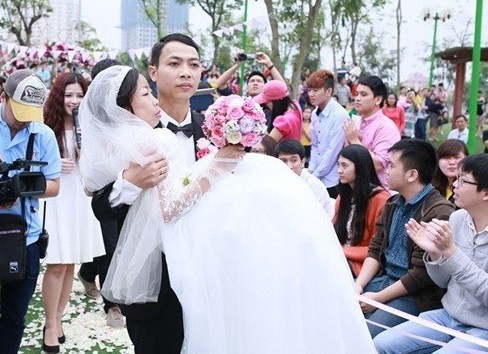 "Đám cưới cổ tích"cũng là bức ảnh gây xúc động, tạo ấn tượng mạnh cho cư dân mạng trong năm qua. Chị Nguyễn Châu Loan, 37 tuổi, bị suy thận nặng làm đám cưới với anh Nguyễn Văn Vượng trong chương trình "Điều ước thứ 7". Đây là chuyện tình đẹp, nhiều ý nghĩa mà cư dân mạng hết sức ngưỡng mộ.