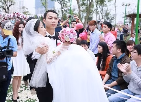 "Đám cưới cổ tích"cũng là bức ảnh gây xúc động, tạo ấn tượng mạnh cho cư dân mạng trong năm qua. Chị Nguyễn Châu Loan, 37 tuổi, bị suy thận nặng làm đám cưới với anh Nguyễn Văn Vượng trong chương trình "Điều ước thứ 7". Đây là chuyện tình đẹp, nhiều ý nghĩa mà cư dân mạng hết sức ngưỡng mộ.