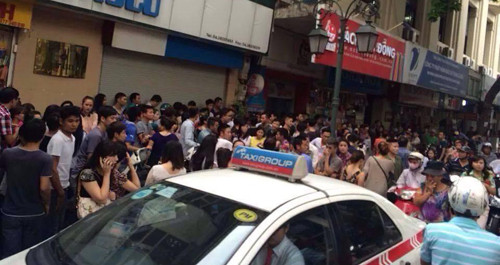 Với một lô hàng hiệu được bán với giá rẻ trên phố Đinh Lễ, Hà Nội, người dân thủ đô sau khi nghe ngóng được thông tin đã đổ xô đến đây, chen lấn, xô đẩy để mua hàng. Bức ảnh "Trảy hội hàng hiệu" được lan truyền trên mạng với nhiều lời chỉ trích về sự a dua của một bộ phận người dân.