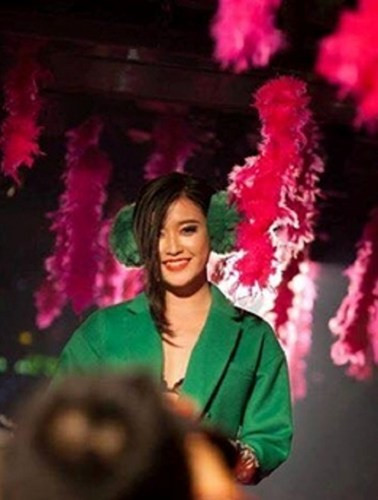 Á hậu Huyền My với loạt ảnh nghi là của cô chụp trong bar với trang phục mát mẻ gây ra cơn bão mạng dịp cuối năm.