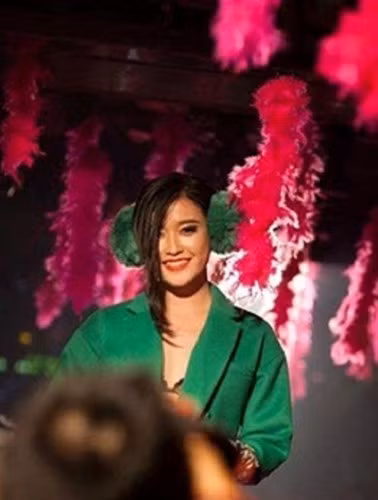 Á hậu Huyền My với loạt ảnh nghi là của cô chụp trong bar với trang phục mát mẻ gây ra cơn bão mạng dịp cuối năm.