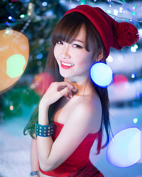 Nguyễn Thị Thúy Hường - Hường Hana với bộ ảnh Giáng Sinh lung linh, cô gửi lời chúc sức khỏe, may mắn đến người thân, bạn bè và những bạn trẻ đã dành nhiều sự yêu mến cho cô trong thời gian qua.