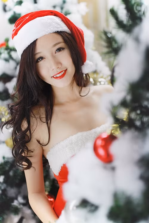 Hot girl Đại học Ngoại thương Trương Kim Ngân - Ngân Búng lại tung ra bộ ảnh hóa thân thành "Bà già Noel" cực kỳ xinh đẹp, sexy.