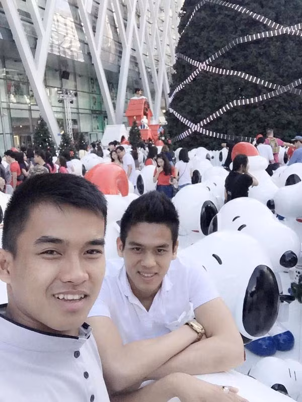 Chàng thủ môn bảnh trai này rất thích chụp ảnh cùng đồng đội bên cạnh cây thông Noel khổng lồ đặt tại một khu trung tâm thương mại.