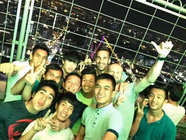 Hình ảnh "quẩy" tưng bừng của các cầu thủ HAGL được khoe lên mạng khiến các fan thích thú. Kết thúc chuyến tập huấn, các cầu thủ HAGL sẽ trở về Gia Lai để chuẩn bị cho mùa giải V-League 2014/15.