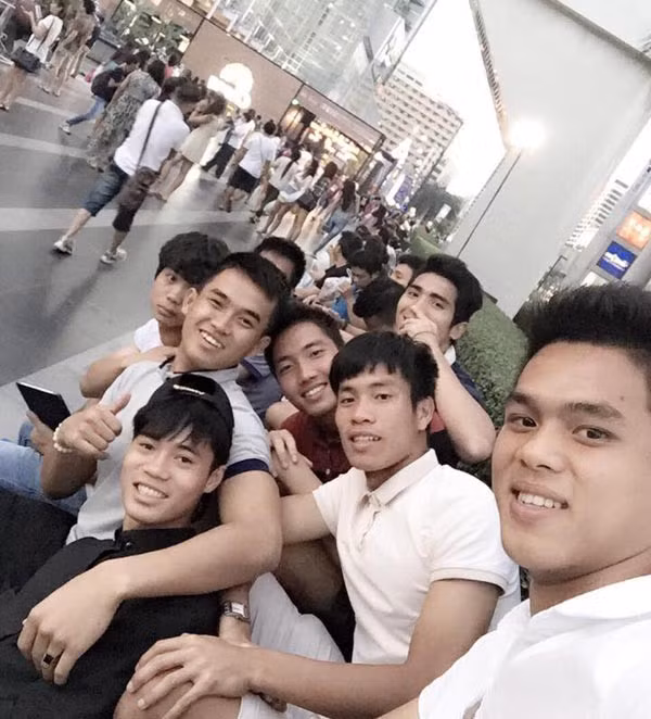 Dàn cầu thủ trẻ của HAGL tranh thủ thời gian nghỉ tập luyện để đi chơi, thăm thú và tận hưởng không khí rộn ràng của lễ Giáng sinh trên đất Thái.