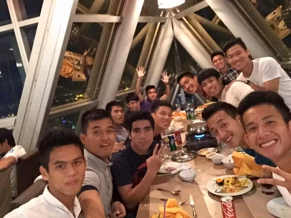 Bữa ăn ấm cúng, tràn ngập tiếng cười của các cầu thủ HAGL. Khoảnh khắc vui vẻ, thoải mái này luôn rất cần thiết bên cạnh những giờ tập luyện vất vả.