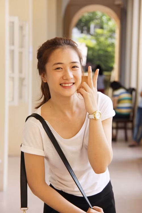 Mang vẻ đẹp trong sáng, nhẹ nhàng, dù ít khi trang điểm nhưng mỗi lần xuất hiện ở các đám đông, sự kiện, hot girl mặt mộc này luôn trở thành tâm điểm chú ý của mọi người.