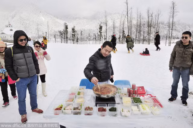 Gioi tre Trung Quóc ru nhau len nui tuyet an lau-Hinh-4