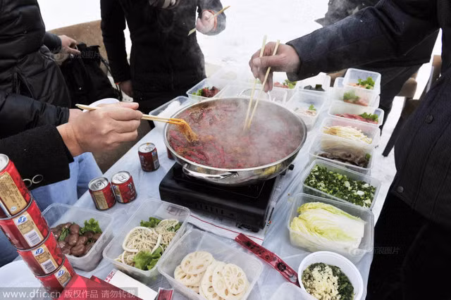 Gioi tre Trung Quóc ru nhau len nui tuyet an lau-Hinh-6