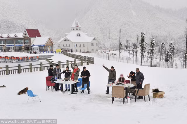 Gioi tre Trung Quóc ru nhau len nui tuyet an lau