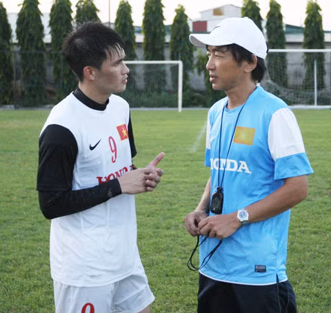 Có thời gian tiếp xúc nhiều với bóng đá Việt Nam, ông Toshiya Miura cũng rất hiểu biết về giải V-League, nhưng trên quan điểm của nhà cầm quân 51 tuổi này, ông khẳng định "V-League là một giải đấu kinh khủng!".