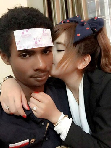 Cặp đôi đũa lệch này có rất nhiều bức ảnh tình cảm chụp chung với nhau khoe trên mạng. Dân mạng rất tò mò và tích cực săn lùng thêm những thông tin cá nhân về họ, tuy nhiên cả hai đều tỏ ra rất kín tiếng.