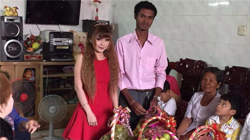 Bức ảnh chụp trong đám ăn hỏi tại một vùng quê với hai nhân vật chính là một cô gái xinh đẹp, trắng trẻ như hot girl cùng một chàng thanh niên người nước ngoài có nước da màu đặc trưng, dáng vẻ chân chất khiến cư dân mạng xôn xao.