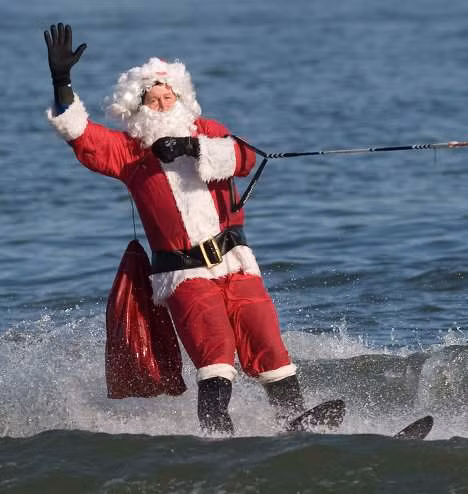 Hoặc cũng lênh đênh trên sóng biển, lướt ván đi tặng quà cho trẻ nhỏ.