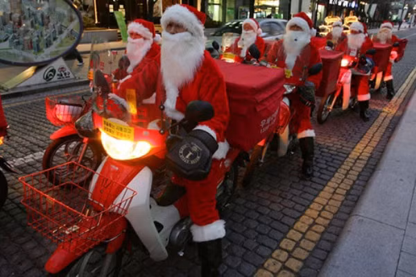 Cũng có những đoàn, nhóm ông già tuyết cũng tụ tập, lái xe máy đi giao quà. Đây thực chất là một phương thức làm dịch vụ hái ra tiền mỗi mùa lễ hội ở nhiều nước phương Tây.