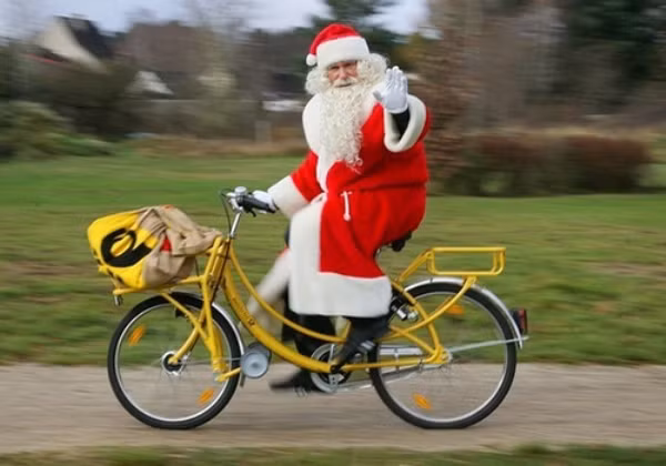 Ở các vùng nông thôn, ông già tuyết lại rất đáng yêu, giản dị với phương tiện di chuyển là chiếc xe đạp.