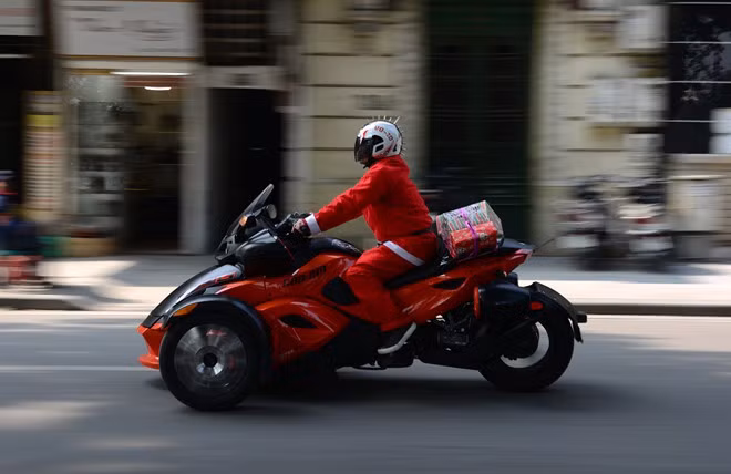 Dù ở thời hiện đại, còn rất ít trẻ em còn tin rằng ông già Noel là một nhân vật có thật nhưng hình ảnh những ông già bụng to, râu trắng mang theo mình những bọc quà vẫn không thể thiếu trong dịp này.