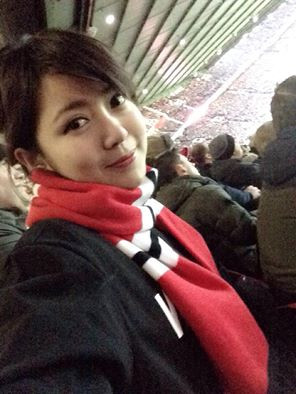 Nữ du học sinh xinh đẹp cười tỏa nắng ở Old Trafford hình ảnh Nu du hoc sinh xinh dep cuoi toa nang o Old Trafford hinh anh