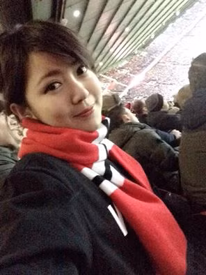 Nu du hoc sinh xinh dep cuoi toa nang o Old Trafford hinh anh