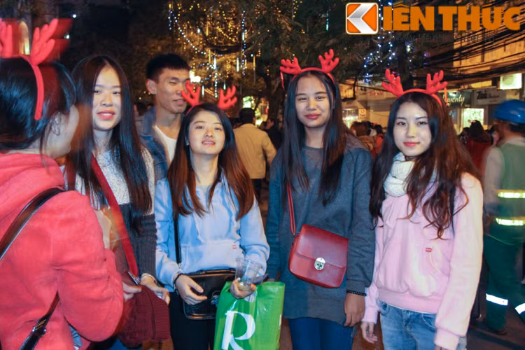 Đến nhà thờ, đi chơi, chụp ảnh là cách tận hưởng đêm Noel đơn giản nhất của các bạn trẻ Thủ đô.