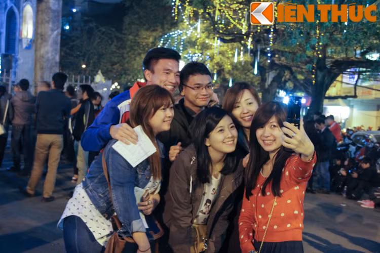 Ai ai cũng rạng ngời, xúng xính quần áo ấm, rực rỡ màu sắc, đi theo từng nhóm, cặp đôi để chia sẻ niềm vui ngày lễ cuối năm.