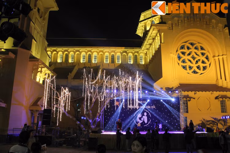 Nơi hấp dẫn các bạn trẻ đến vui chơi, ngắm cảnh nhất trong đêm Noel 2014 là những nhà thờ lớn, nổi tiếng của thành phố.