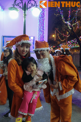 Trẻ em rất thích thú, muốn được gần gũi, chụp ảnh với những ông, bà già Noel xinh xắn, vui tính này.