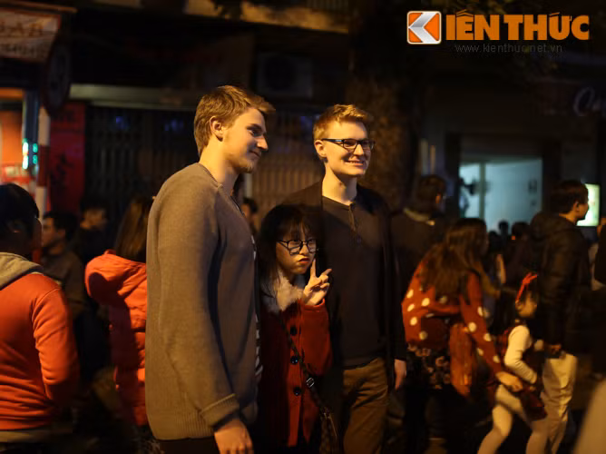 Màn giao lưu giữa các bạn trẻ người Việt và các vị khách Tây thân thiện.