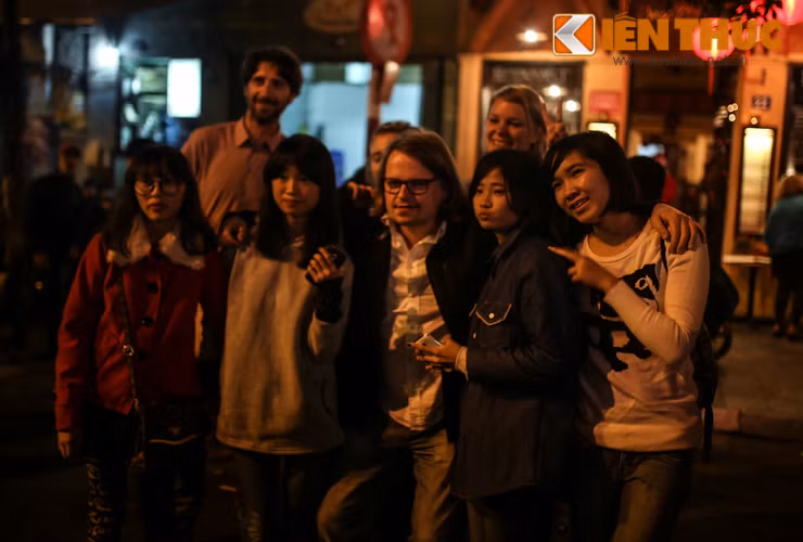 Khác biệt về màu da, tiếng nói nhưng trong không khí Giáng Sinh ấm áp, tất cả mọi người đều gạt bỏ sự ngại ngùng, tươi cười chụp ảnh bên nhau.