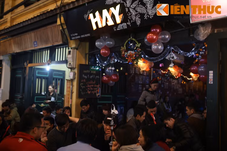Khách Tây, khách ta ngồi kín từ trong nhà đến ngoài cửa, uống bia, nghe nhạc và trò chuyện vui vẻ. Các quán bar, pub này cũng trang trí những màu sắc chủ đạo của Noel để tạo thêm sức hấp dẫn với các vị khách.