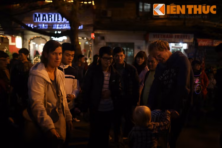 Rất nhiều vị khách Tây cởi mở, nói chuyện vui vẻ, gửi lời chúc an lành tới các bạn trẻ người Việt khi họ tình cờ gặp nhau.