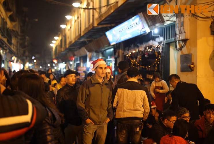 Rất nhiều bạn trẻ ngoại quốc đã xuống đường, đi dạo để tận hưởng không khí Giáng Sinh đặc biệt ở Hà Nội.