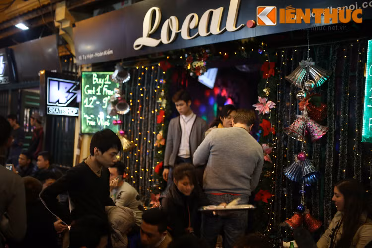 Những quán bar, pub nổi tiếng nhất trên phố Tạ Hiện đông nghịt người.