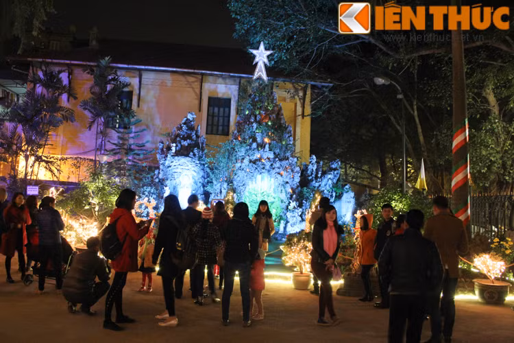 Không khí Giáng Sinh đã có mặt ở muôn nơi. Khắp mọi nẻo đường đều được trang hoàng lộng lẫy với những đèn màu và hình trang trí.