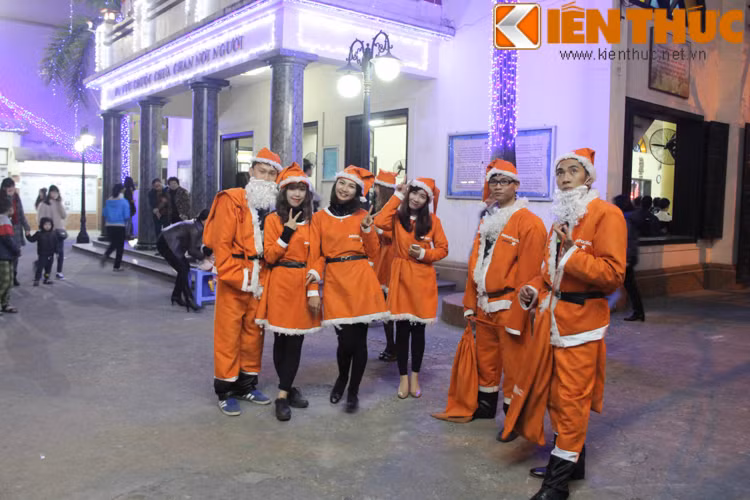 Nhiều bạn trẻ lại chọn cách hóa thân thành ông, bà già Noel đi giao quà cho trẻ nhỏ, hoặc tìm kiếm niềm vui bằng cách trở thành các chân phụ tá làm việc trong các giáo xứ đêm Noel.