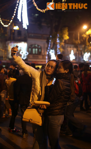 Dễ dàng bắt gặp những trai xinh, gái đẹp tươi cười, cùng nhau chụp ảnh tự sướng đón Giáng Sinh trước khung cảnh nhộn nhịp, đông vui tại các nhà thờ.