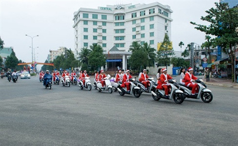 Hậu Noel, hình ảnh đoàn xe rước râu với khoảng 20 "ông già Noel" đi SH, Vespa không đội mũ bảo hiểm ở Quảng Ngãi nhận vô số gạch đá của cư dân mạng.