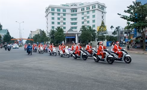 Hậu Noel, hình ảnh đoàn xe rước râu với khoảng 20 "ông già Noel" đi SH, Vespa không đội mũ bảo hiểm ở Quảng Ngãi nhận vô số gạch đá của cư dân mạng.