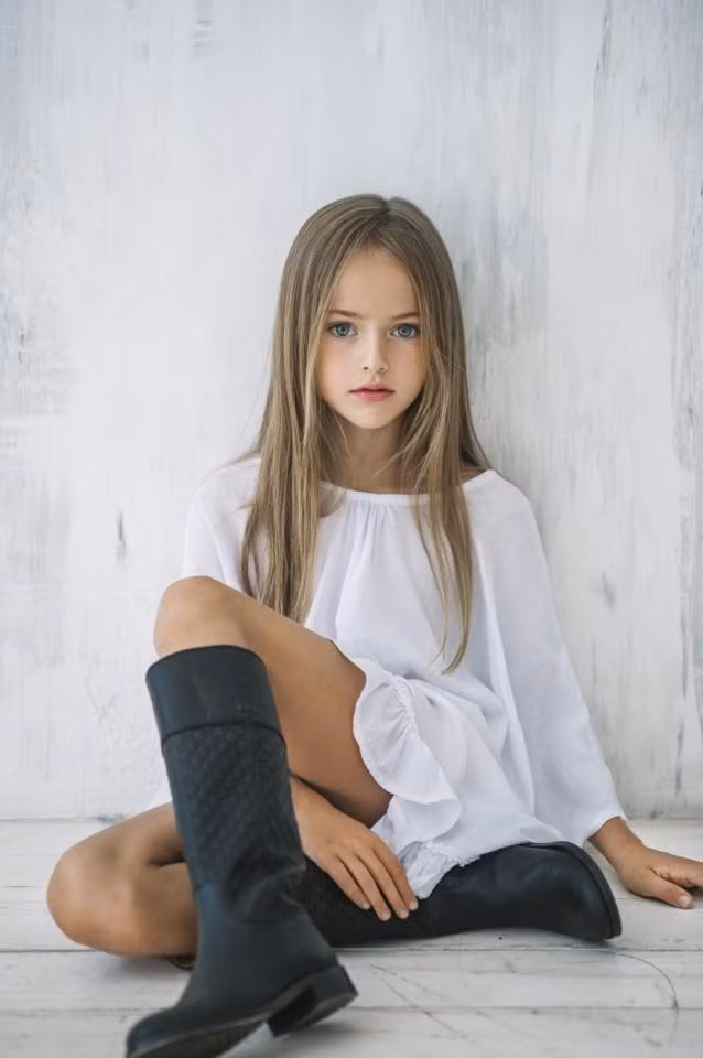 Bên cạnh một người mẫu, Kristina Pimenova còn là một nữ vận động viên nhí tập luyện môn thể dục dụng cụ, nghệ thuật. Fanpage của Kristina hiện đã có hơn 2 triệu người theo dõi, chứng tỏ độ “hot” và phổ biến của cô bé ở nhiều quốc gia.