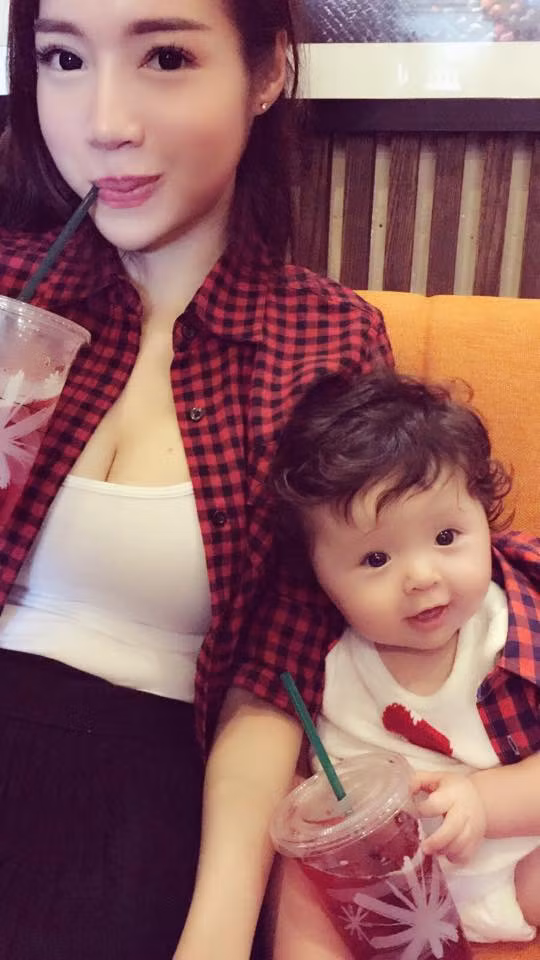 Cadie Mộc Trà xứng đáng thiên thần nhí hot nhất cộng đồng mạng Việt năm 2014. Từ khi xuất hiện lần đầu trên mạng, cô con gái đầu lòng của hot girl Elly Trần đã "đốn tim" cư dân mạng bởi nét đẹp lai Tây cực đáng yêu.