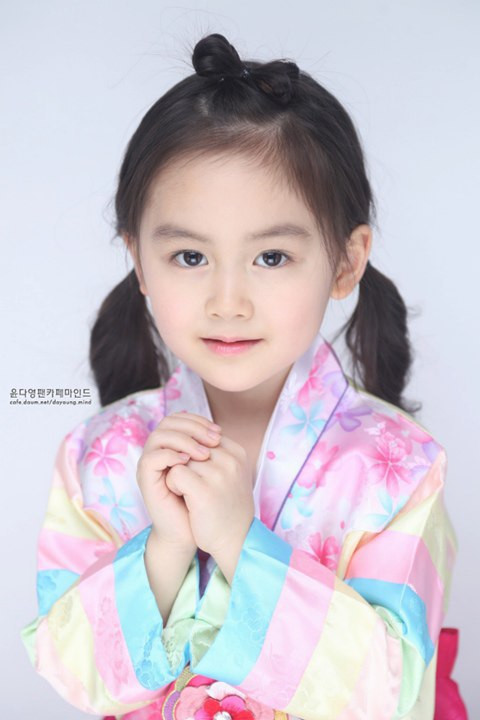 Hồi tháng 5/2014, Yoon Da Young, 5 tuổi, em bé thiên thần người Hàn Quốc gốc Việt bỗng dưng nổi tiếng trên mạng xứ sở kim chi sau khi xuất hiện trong chương trình "Hello Baby" của đài KBS.