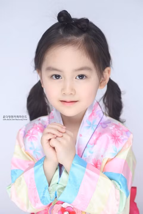 Hồi tháng 5/2014, Yoon Da Young, 5 tuổi, em bé thiên thần người Hàn Quốc gốc Việt bỗng dưng nổi tiếng trên mạng xứ sở kim chi sau khi xuất hiện trong chương trình "Hello Baby" của đài KBS.