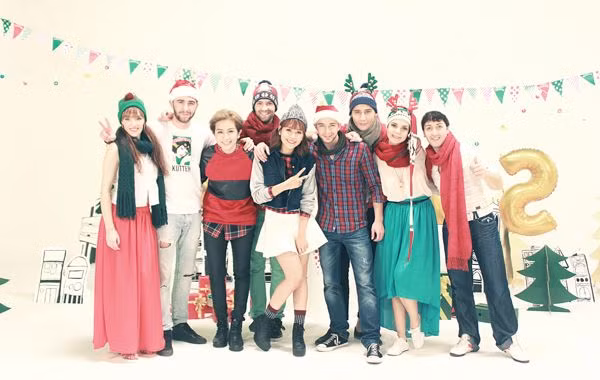 Hình ảnh Chi Pu và bạn bè, cộng sự rộn ràng chuẩn bị đón Giáng sinh ấm áp.