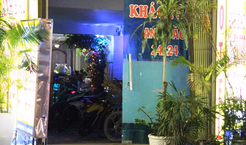 Anh che hai huoc ve chuyen don Noel trong nha nghi hinh anh